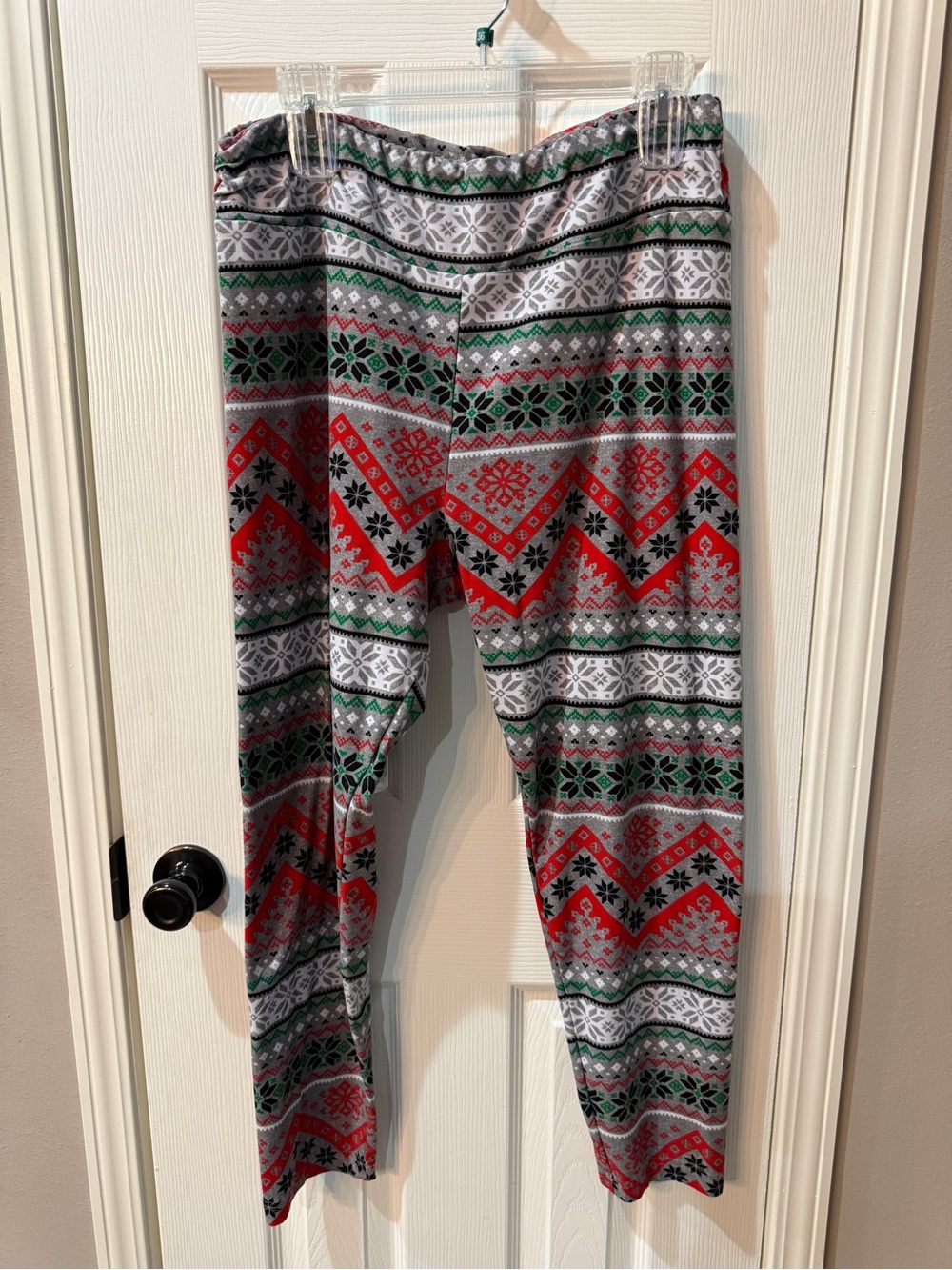 No Boundaries Red, Green & Gray Holiday Patterned Leggings